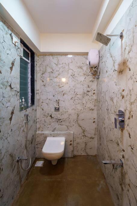 Luna 1bhk Bandra W By The Company Bombaj