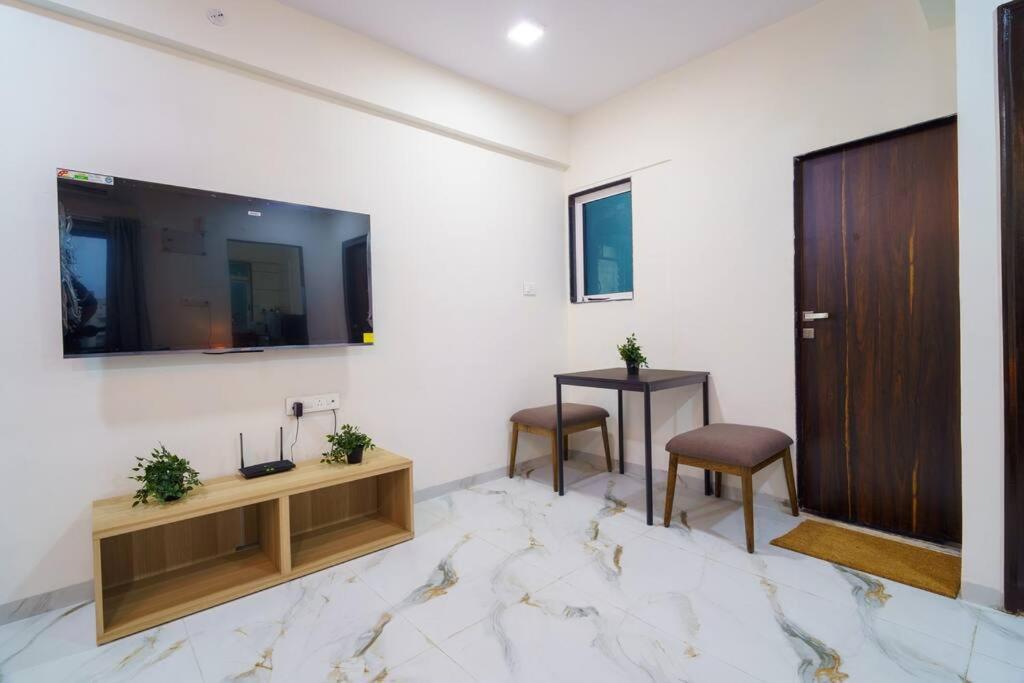 Luna 1bhk Bandra W By The Company
